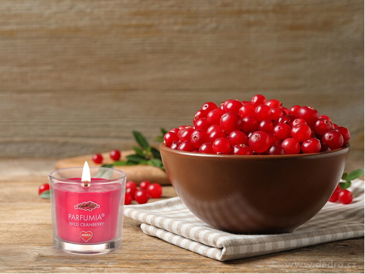 Votivní sójová vonná EKO svíce PARFUMIA®, šťavnatá brusinka WILD CRANBERRY, 55 ml